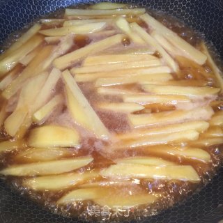香芹焖土豆的做法步骤：3