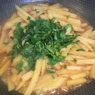 香芹焖土豆的做法步骤：4