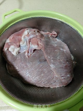 卤牛肉的做法步骤：1