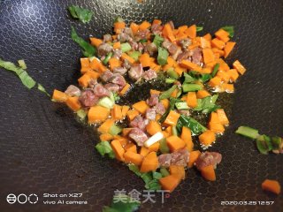 菜心牛肉炒饭的做法步骤：3