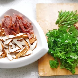 香肠炒豆干的做法步骤：2