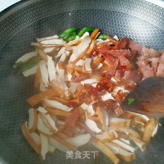 香肠炒豆干的做法步骤：5