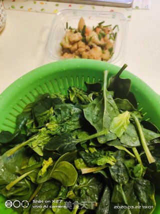 虾仁炒菠菜的做法步骤：1