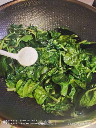 虾仁炒菠菜的做法步骤：5