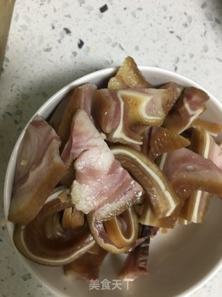 杏鲍菇炒猪耳朵的做法步骤：2
