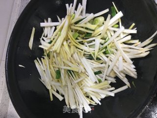 杏鲍菇炒猪耳朵的做法步骤：5