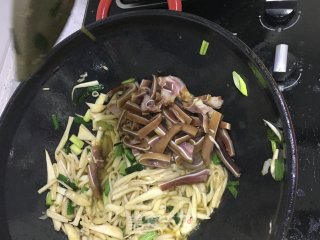 杏鲍菇炒猪耳朵的做法步骤：6