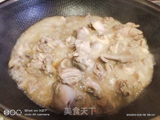 鸭肉焖土豆的做法步骤：1