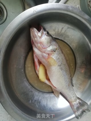 清蒸鲈鱼的做法步骤：1
