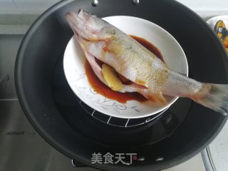 清蒸鲈鱼的做法步骤：2