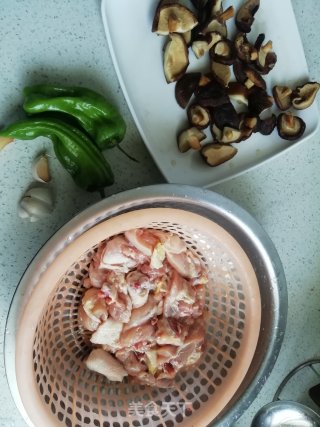 香菇烧鸡腿的做法步骤：1