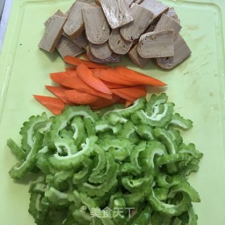 香干胡萝卜炒苦瓜的做法步骤：1