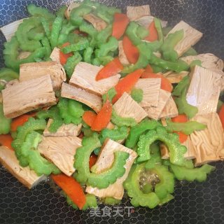 香干胡萝卜炒苦瓜的做法步骤：3