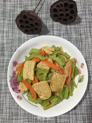 香干胡萝卜炒苦瓜的做法步骤：6