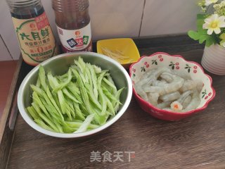 西芹炒虾仁的做法步骤：1