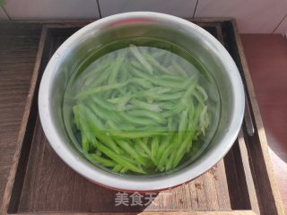 西芹炒虾仁的做法步骤：3