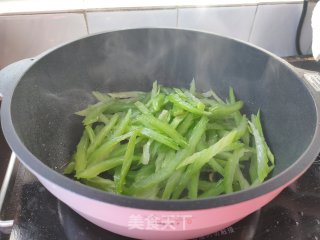 西芹炒虾仁的做法步骤：5