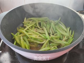 西芹炒虾仁的做法步骤：6