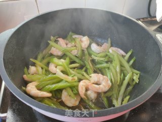 西芹炒虾仁的做法步骤：7