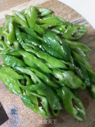 辣椒炒卤牛肉的做法步骤：1