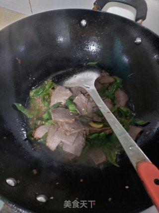 辣椒炒卤牛肉的做法步骤：5