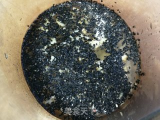 黑芝麻核桃豆浆的做法步骤：2