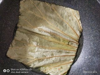 荷叶蒸鸡的做法步骤：2