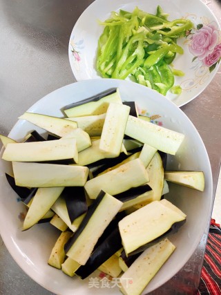 鱼香茄子的做法步骤：1