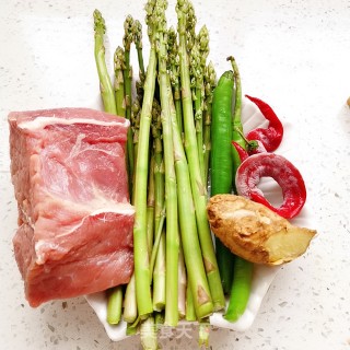 芦笋炒牛肉的做法步骤：1