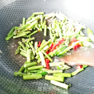 芦笋炒牛肉的做法步骤：9