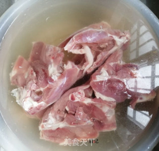 红烧鸭锁骨的做法步骤：1