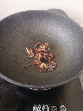 下饭菜腊肠炒笋尖的做法步骤：3