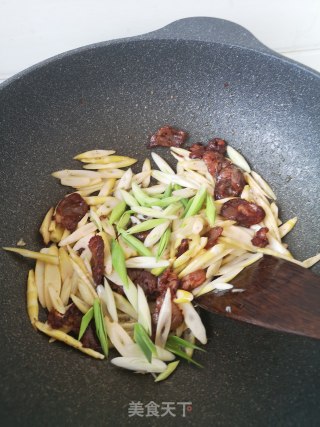 下饭菜腊肠炒笋尖的做法步骤：5