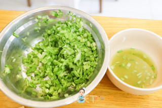 10个月以上辅食牛肉芹菜饺子的做法步骤：2