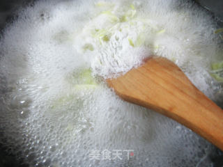 香肠花生米炒雷笋的做法步骤：5