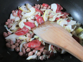 香肠花生米炒雷笋的做法步骤：6