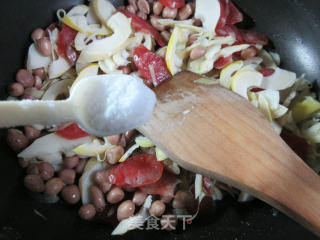 香肠花生米炒雷笋的做法步骤：7