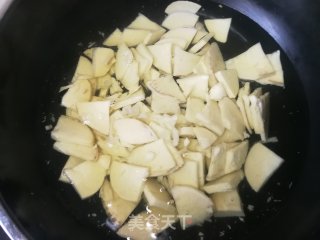 荷兰豆木耳炒春笋的做法步骤：5