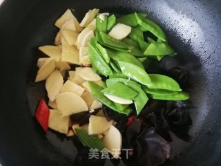 荷兰豆木耳炒春笋的做法步骤：8