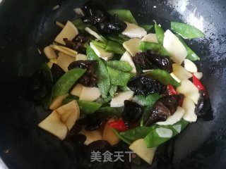 荷兰豆木耳炒春笋的做法步骤：10