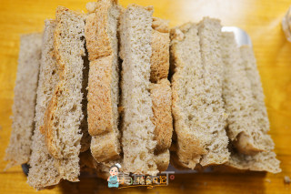 10个月以上辅食烤吐司条的做法步骤：2
