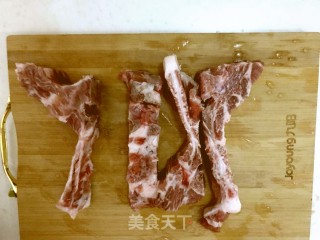 玉米排骨汤的做法步骤：1