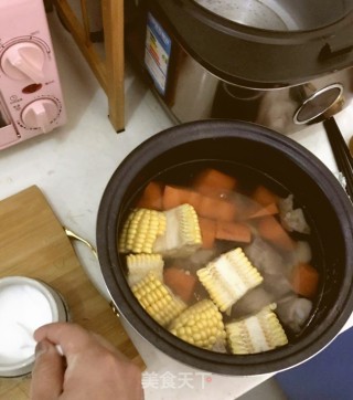 玉米排骨汤的做法步骤：5