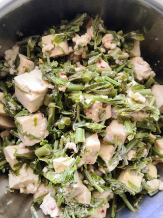 春日应季美食—香椿拌豆腐的做法步骤：4
