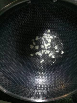 蒜香茼蒿菜的做法步骤：2