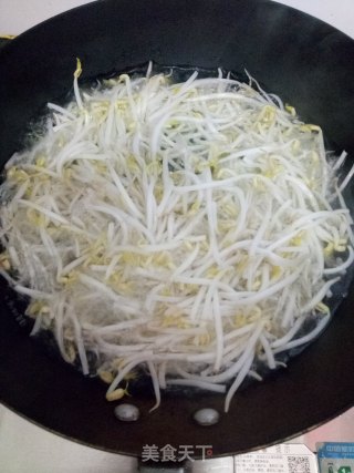 韭菜炒豆芽的做法步骤：1