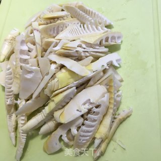 春笋烧肉的做法步骤：1