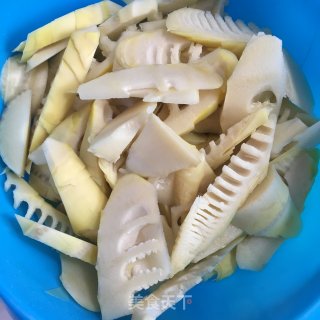 春笋烧肉的做法步骤：2