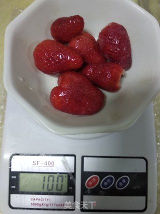 草莓果肉冰淇淋的做法步骤：1