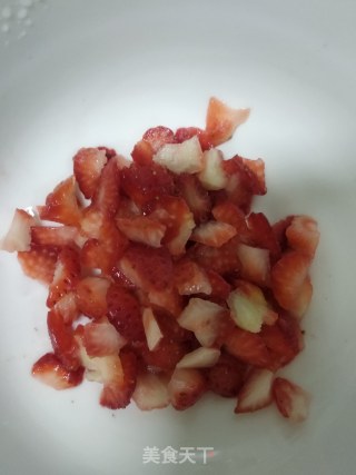 草莓果肉冰淇淋的做法步骤：4